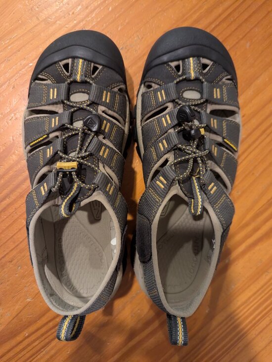 Keen Newport H2 Sandal men size 9.5 waterproof raven/aluminum